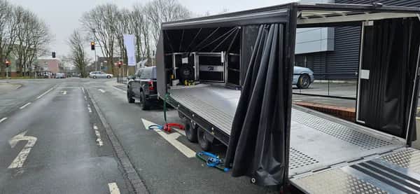 Sicherer Transportanhänger für schonende Fahrzeugverladung europaweit im Einsatz