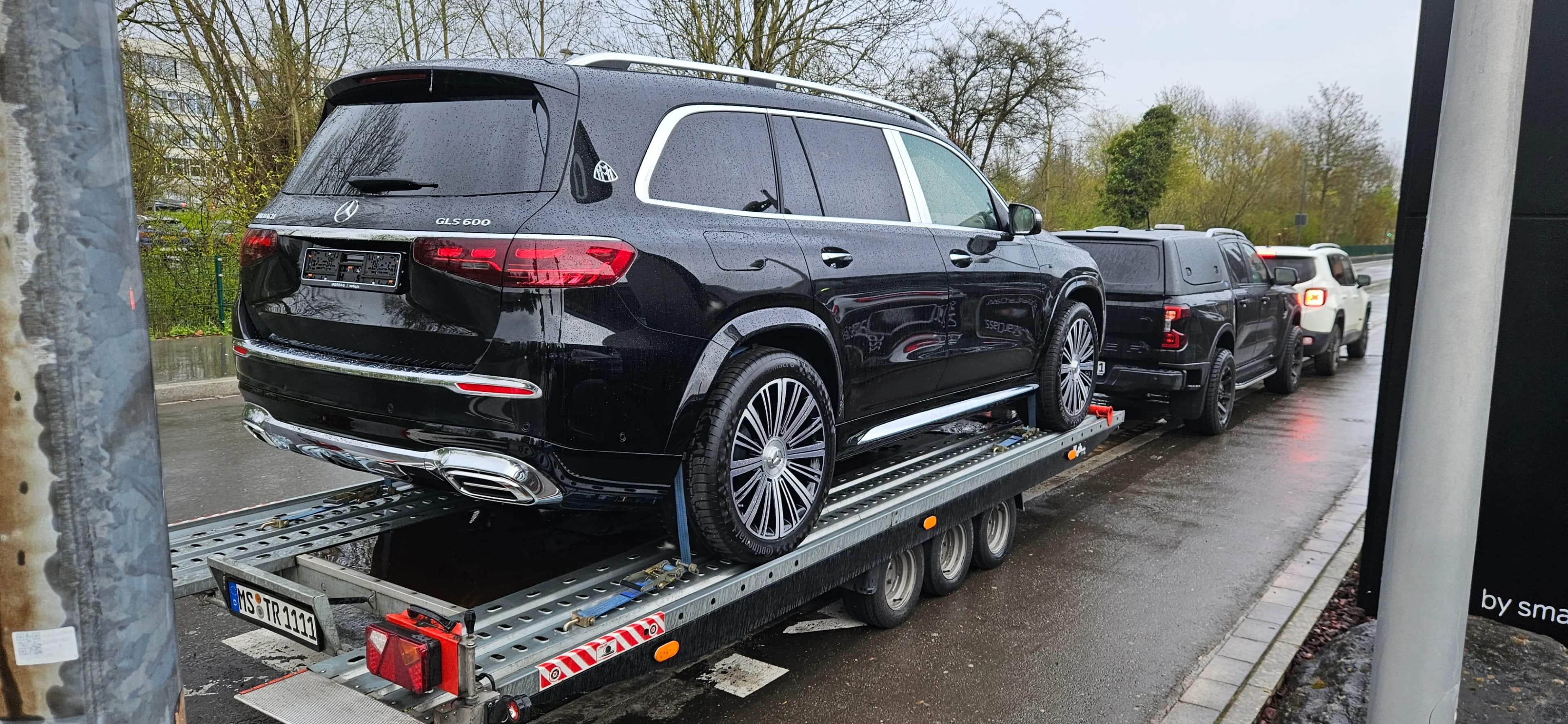 Sicherer Transportanhänger für schonende Fahrzeugverladung europaweit im Einsatz